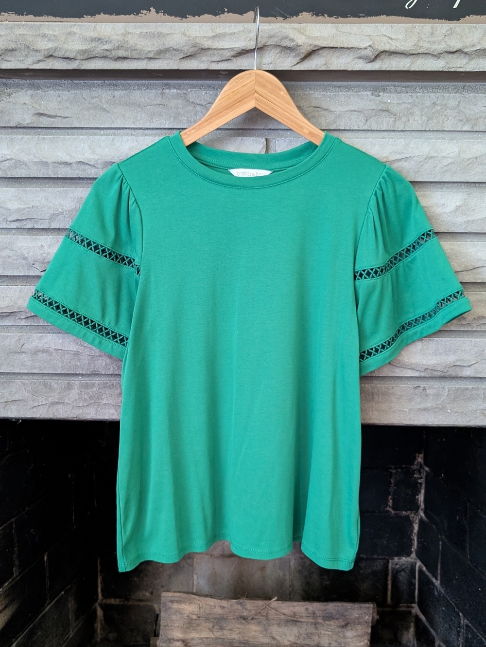 Crown & Ivy  Emerald Green Short Sleeve Crochet-Trim Flutter Sleeve Tee